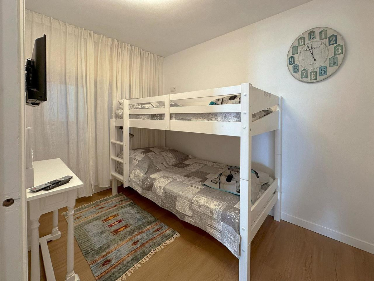 For sale - 3 Bedroom 2 Bathroom Apartment - Middle Floor Apartment in Torrevieja - Torrevieja Centro  - Alicante