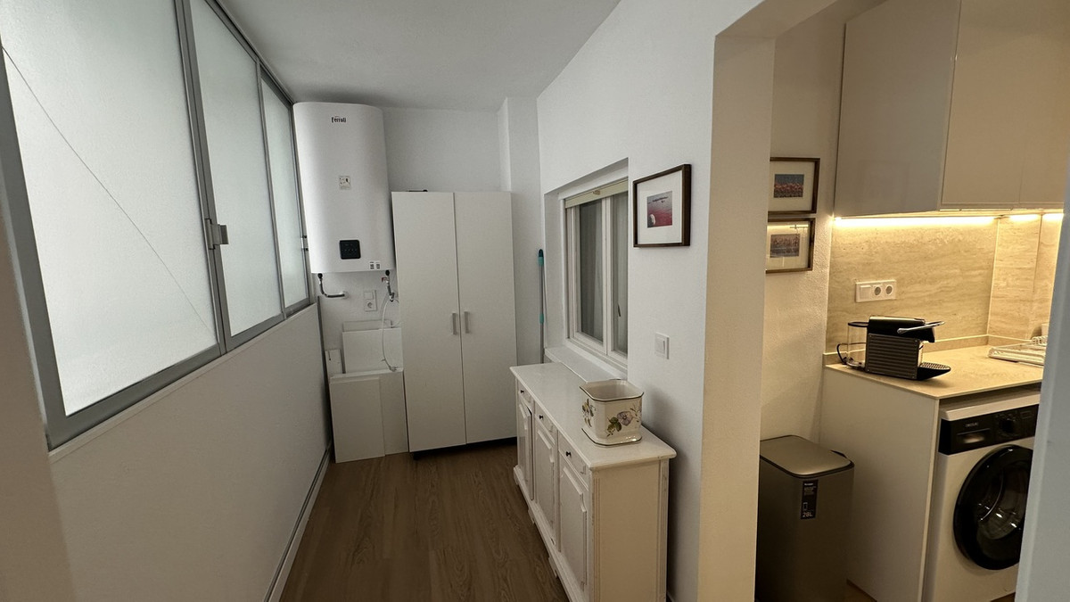 For sale - 3 Bedroom 2 Bathroom Apartment - Middle Floor Apartment in Torrevieja - Torrevieja Centro  - Alicante