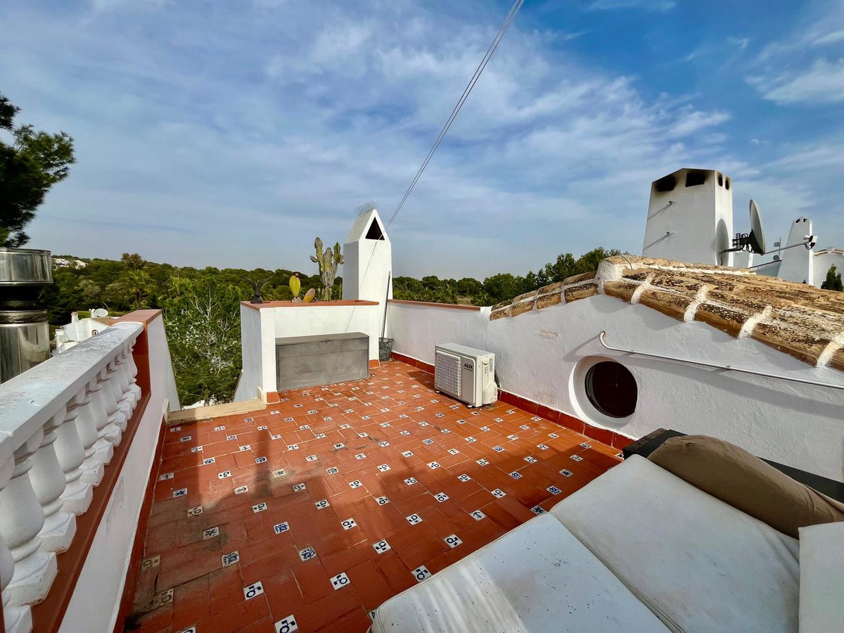 For sale - 4 Bedroom 2 Bathroom House - Detached Villa in Orihuela - Villamartin  - Alicante