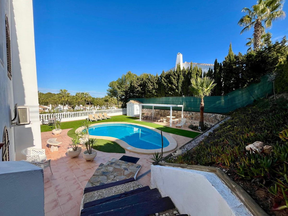 For sale - 4 Bedroom 2 Bathroom House - Detached Villa in Orihuela - Villamartin  - Alicante