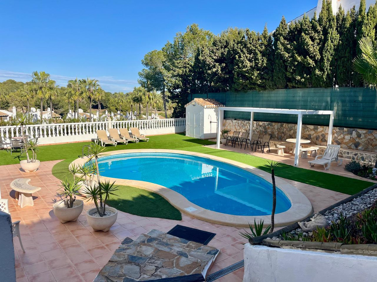 For sale - 4 Bedroom 2 Bathroom House - Detached Villa in Orihuela - Villamartin  - Alicante