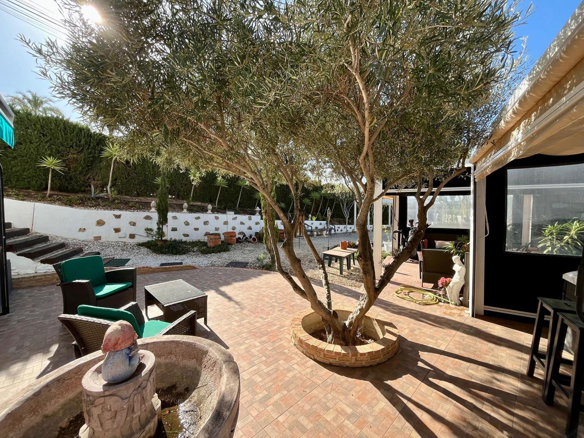 For sale - 4 Bedroom 2 Bathroom House - Detached Villa in Orihuela - Villamartin  - Alicante