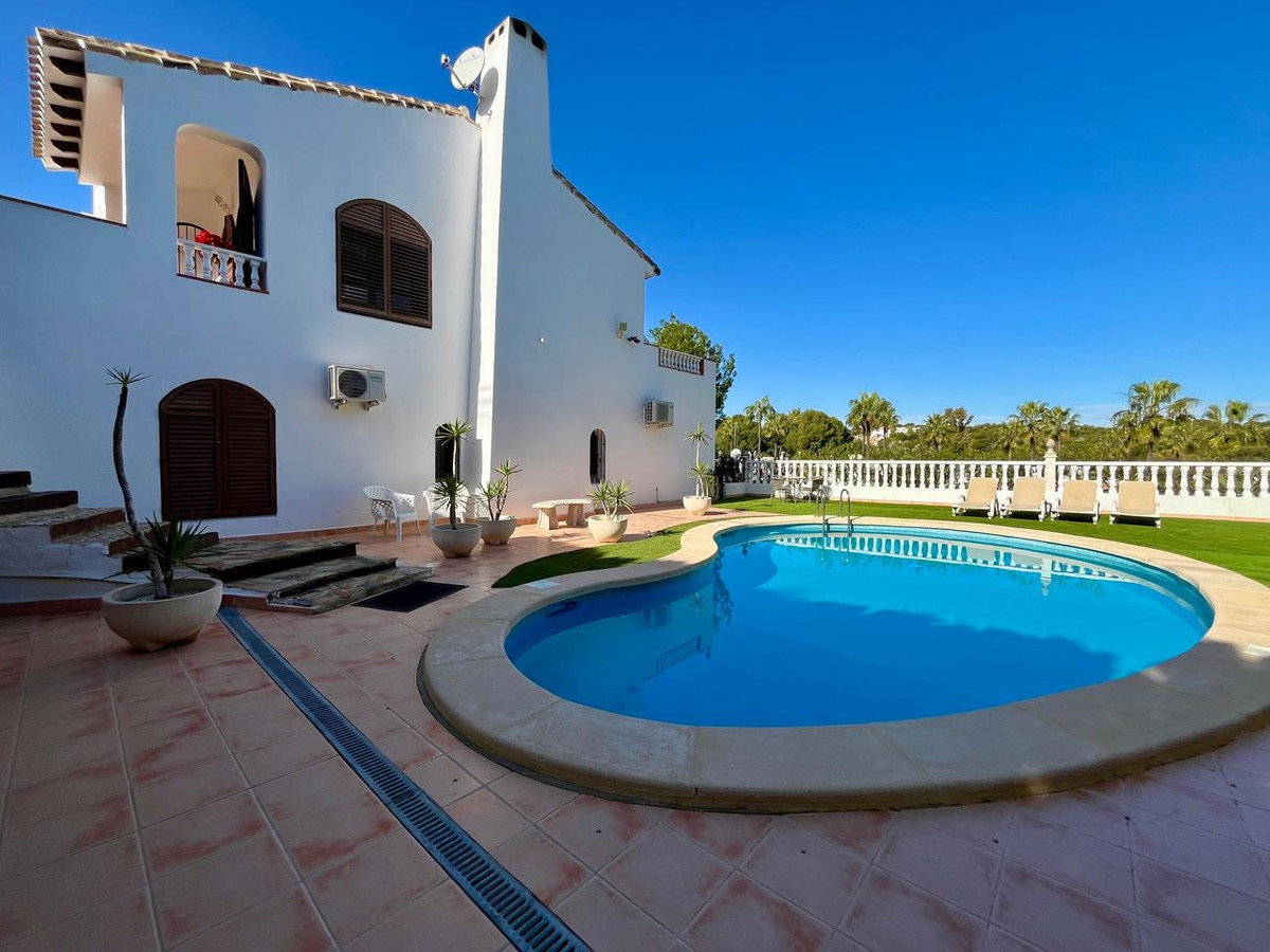 For sale - 4 Bedroom 2 Bathroom House - Detached Villa in Orihuela - Villamartin  - Alicante