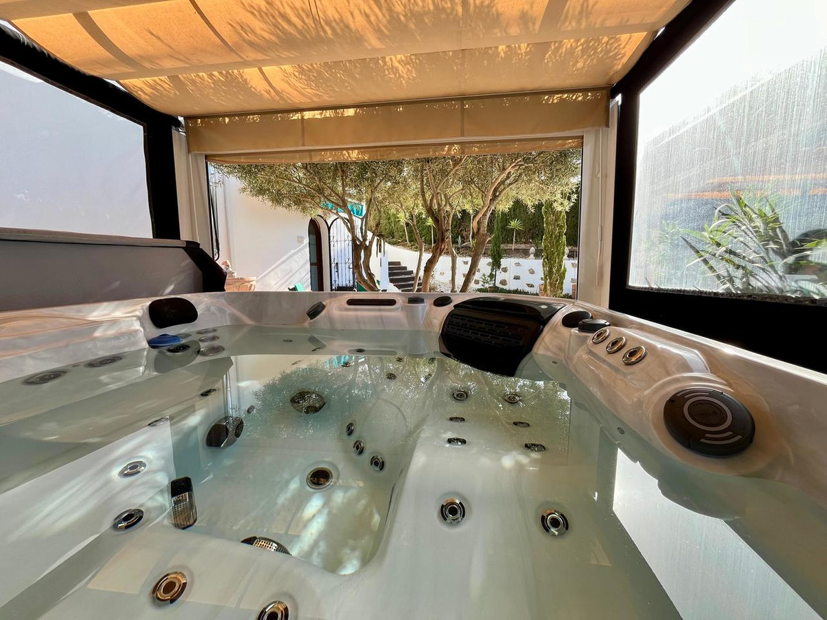 For sale - 4 Bedroom 2 Bathroom House - Detached Villa in Orihuela - Villamartin  - Alicante