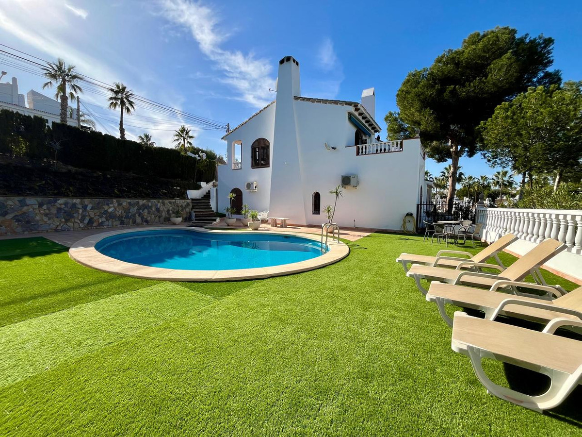 For sale - 4 Bedroom 2 Bathroom House - Detached Villa in Orihuela - Villamartin  - Alicante