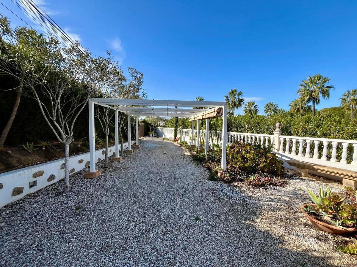 For sale - 4 Bedroom 2 Bathroom House - Detached Villa in Orihuela - Villamartin  - Alicante