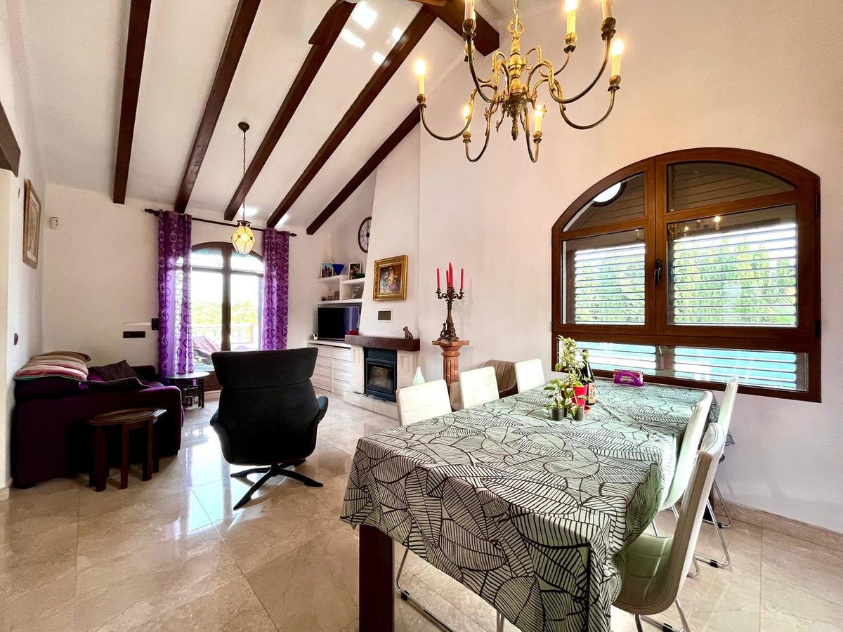 For sale - 4 Bedroom 2 Bathroom House - Detached Villa in Orihuela - Villamartin  - Alicante