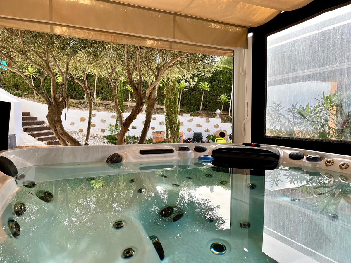 For sale - 4 Bedroom 2 Bathroom House - Detached Villa in Orihuela - Villamartin  - Alicante