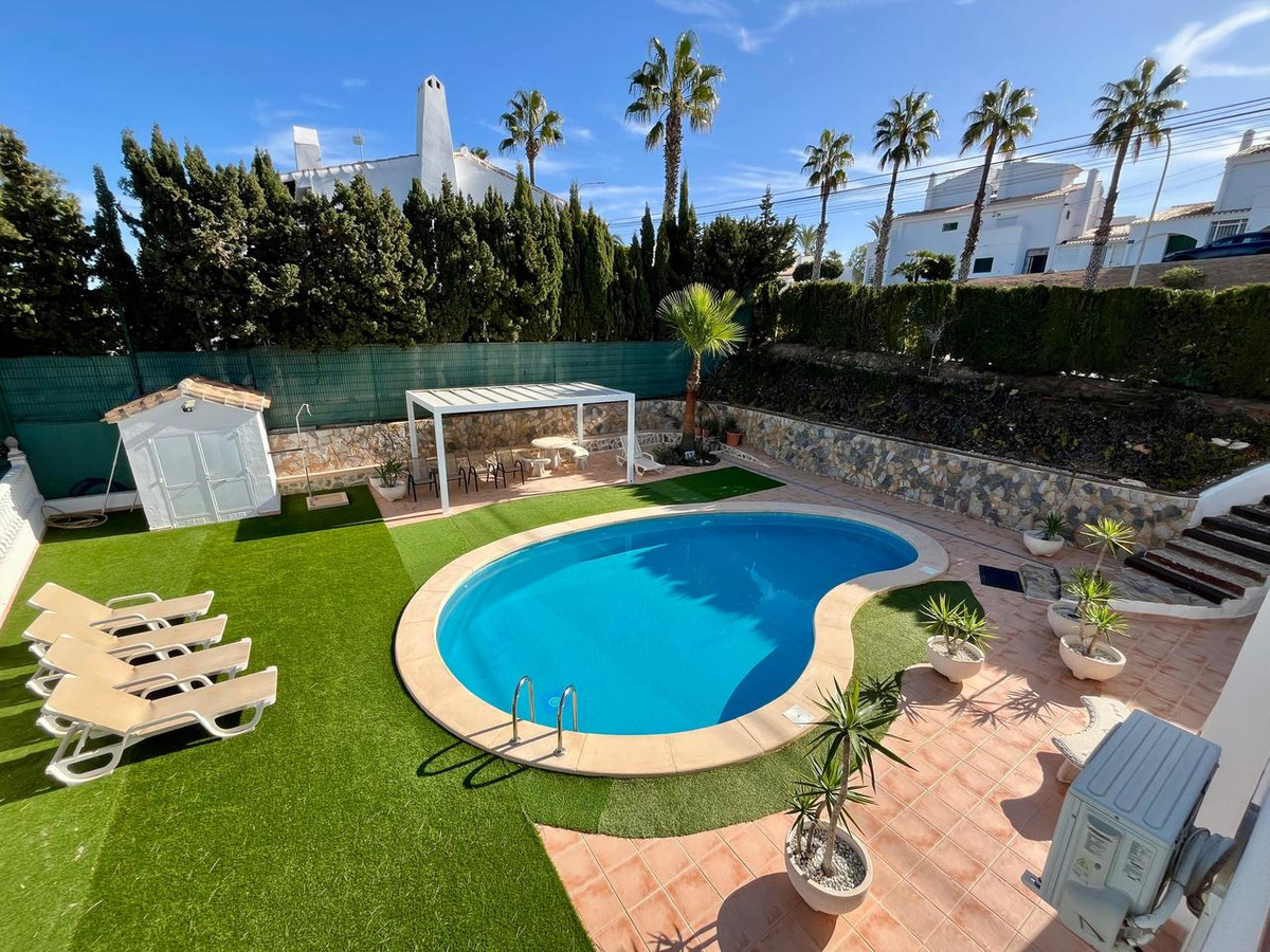 For sale - 4 Bedroom 2 Bathroom House - Detached Villa in Orihuela - Villamartin  - Alicante