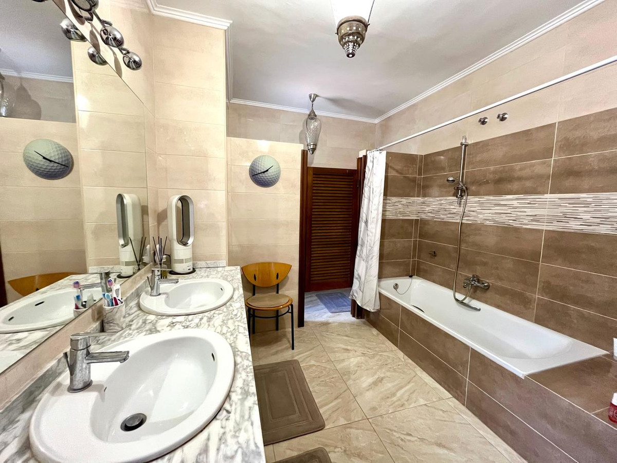 For sale - 4 Bedroom 2 Bathroom House - Detached Villa in Orihuela - Villamartin  - Alicante