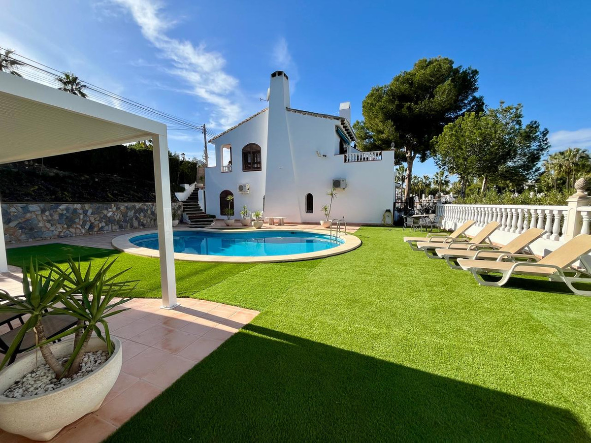 For sale - 4 Bedroom 2 Bathroom House - Detached Villa in Orihuela - Villamartin  - Alicante