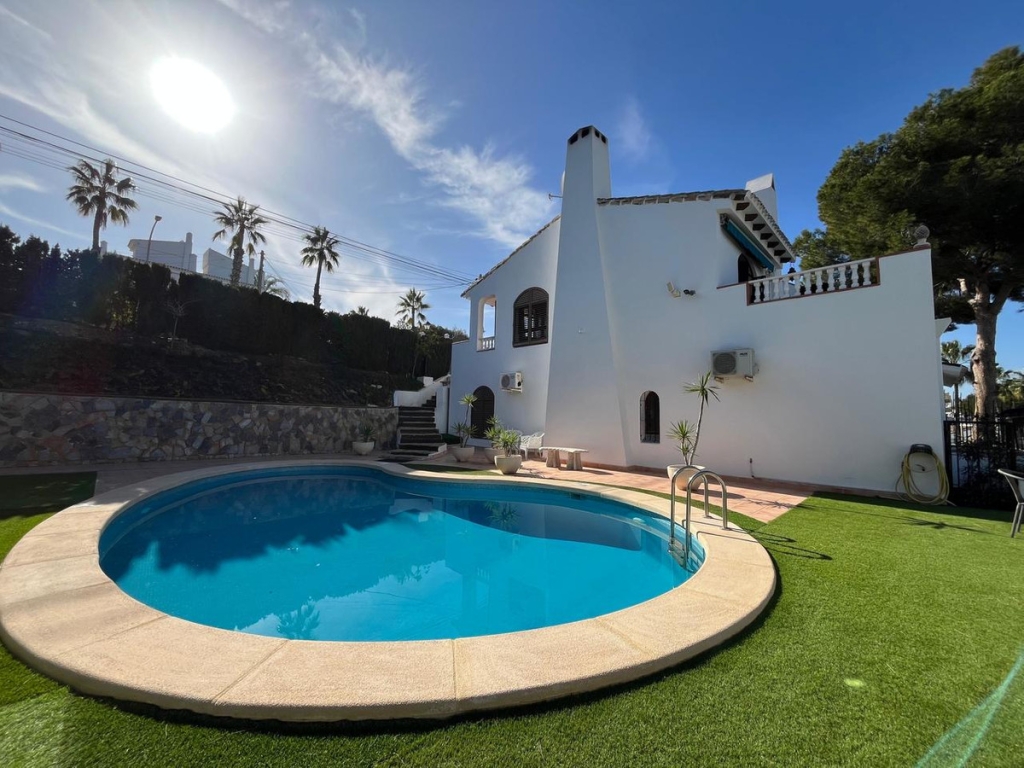 4 Bedroom 2 Bathroom House - Detached Villa in Orihuela