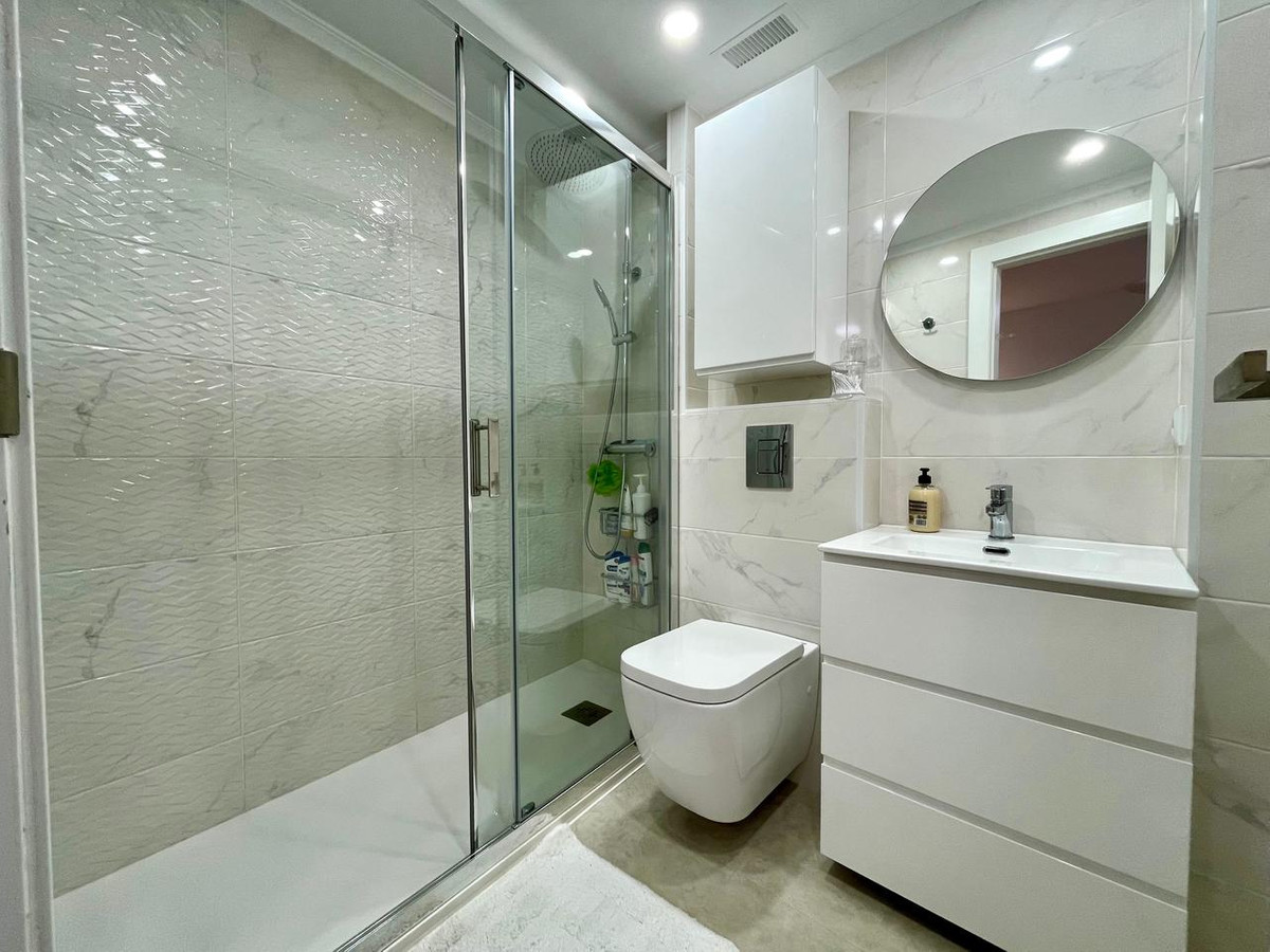 For sale - 4 Bedroom 3 Bathroom Apartment - Middle Floor Apartment in Torrevieja - Torrevieja Centro  - Alicante