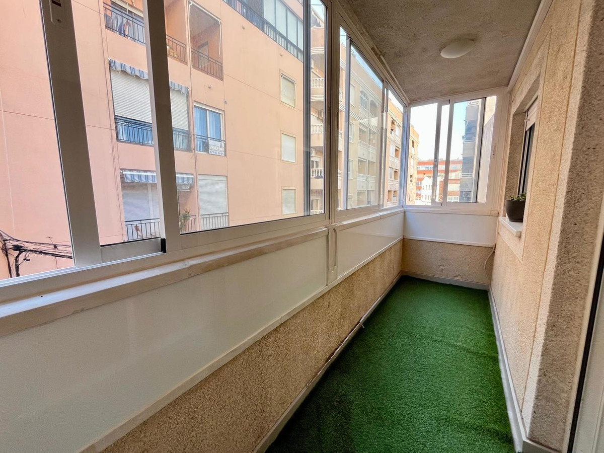 For sale - 4 Bedroom 3 Bathroom Apartment - Middle Floor Apartment in Torrevieja - Torrevieja Centro  - Alicante