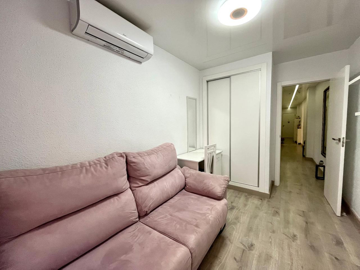 For sale - 4 Bedroom 3 Bathroom Apartment - Middle Floor Apartment in Torrevieja - Torrevieja Centro  - Alicante