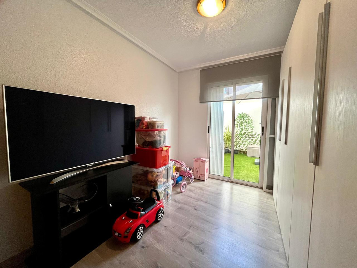 For sale - 4 Bedroom 3 Bathroom Apartment - Middle Floor Apartment in Torrevieja - Torrevieja Centro  - Alicante