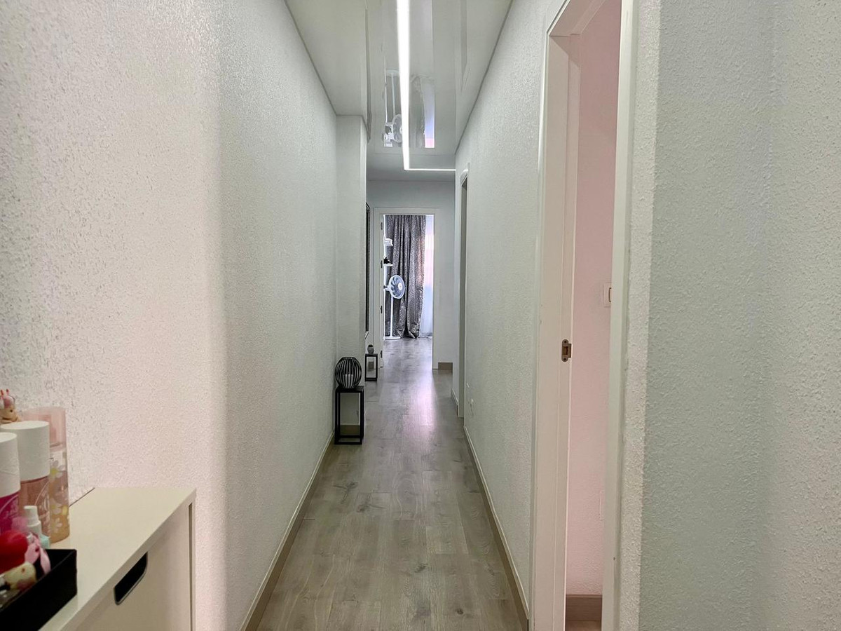 For sale - 4 Bedroom 3 Bathroom Apartment - Middle Floor Apartment in Torrevieja - Torrevieja Centro  - Alicante