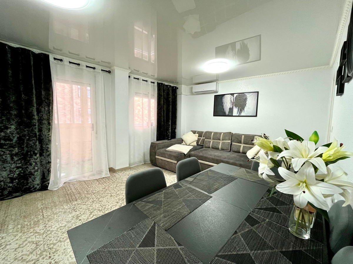 For sale - 4 Bedroom 3 Bathroom Apartment - Middle Floor Apartment in Torrevieja - Torrevieja Centro  - Alicante