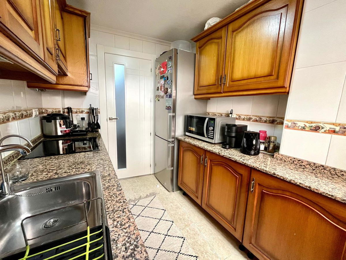 For sale - 4 Bedroom 3 Bathroom Apartment - Middle Floor Apartment in Torrevieja - Torrevieja Centro  - Alicante
