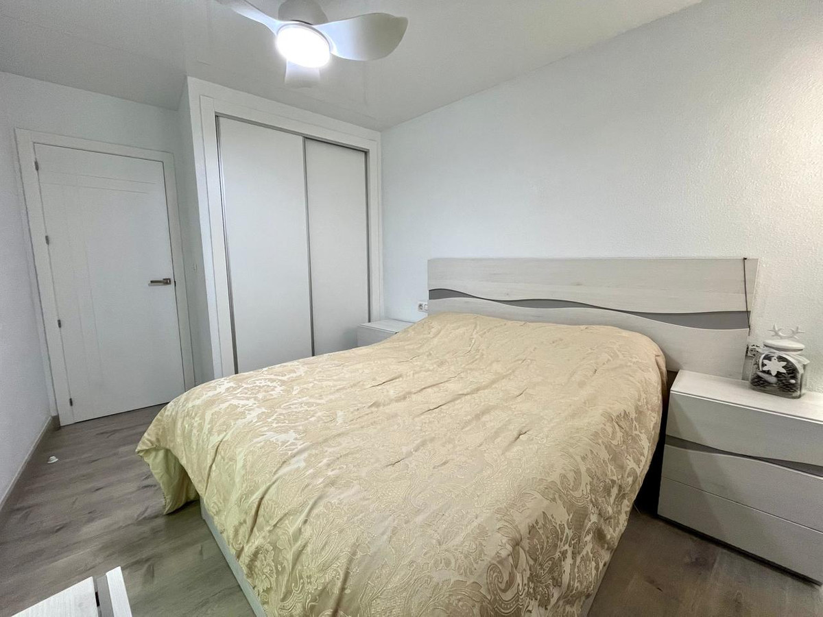 For sale - 4 Bedroom 3 Bathroom Apartment - Middle Floor Apartment in Torrevieja - Torrevieja Centro  - Alicante