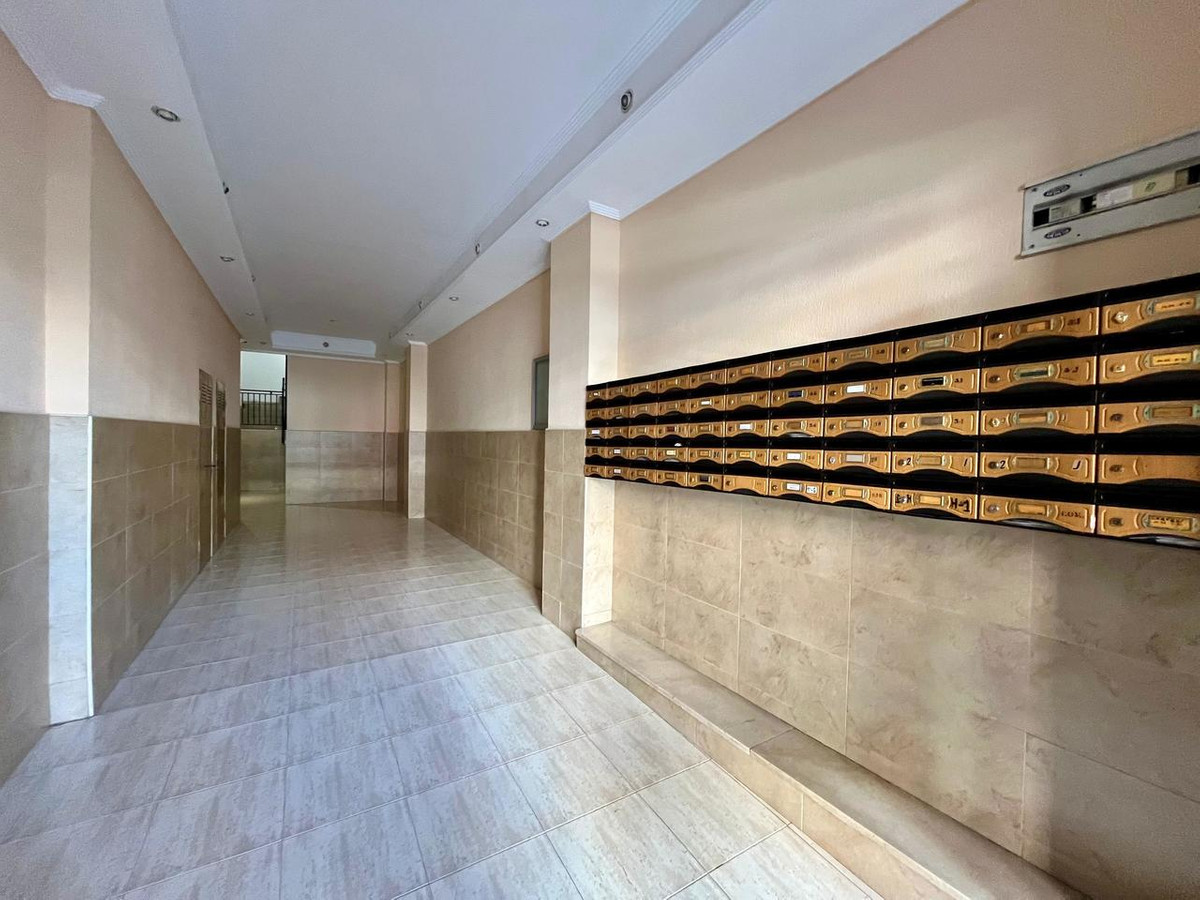 For sale - 4 Bedroom 3 Bathroom Apartment - Middle Floor Apartment in Torrevieja - Torrevieja Centro  - Alicante