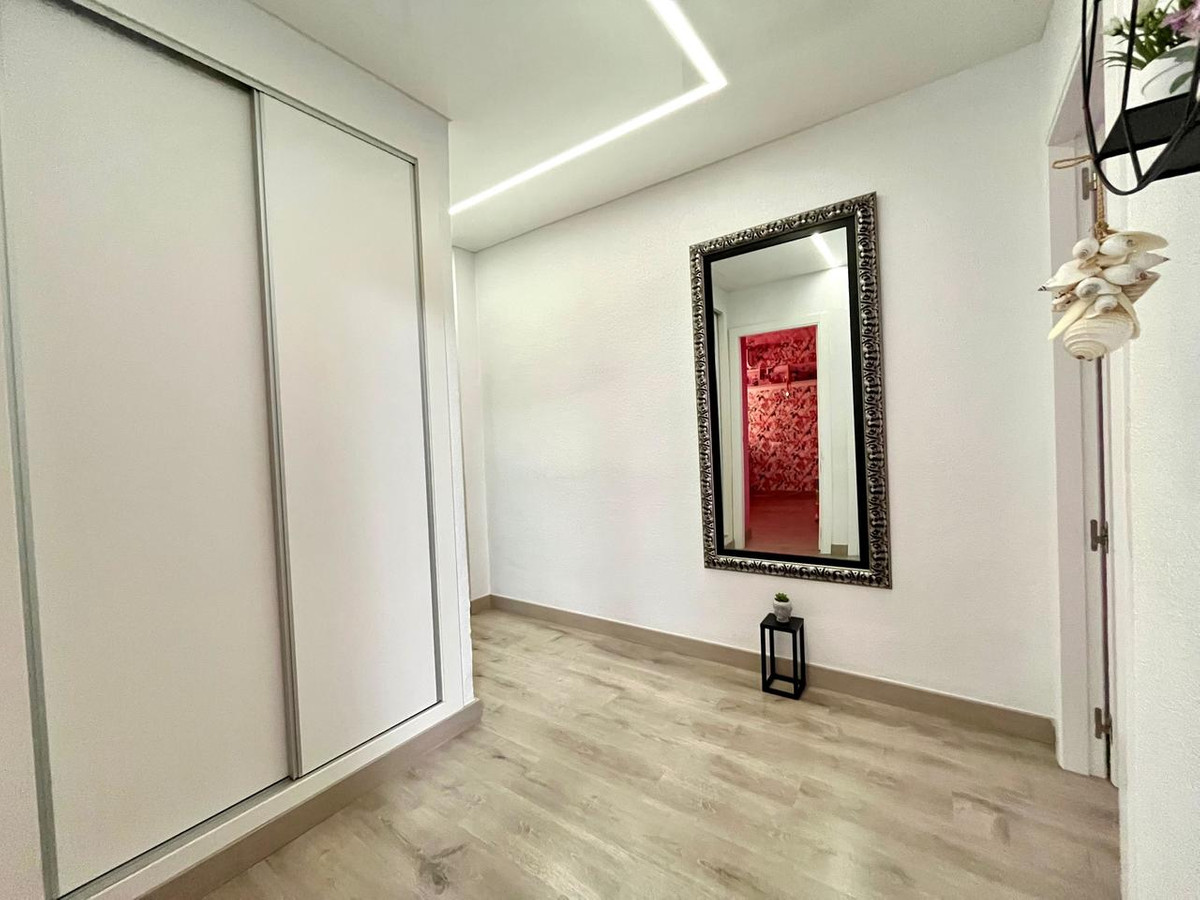 For sale - 4 Bedroom 3 Bathroom Apartment - Middle Floor Apartment in Torrevieja - Torrevieja Centro  - Alicante