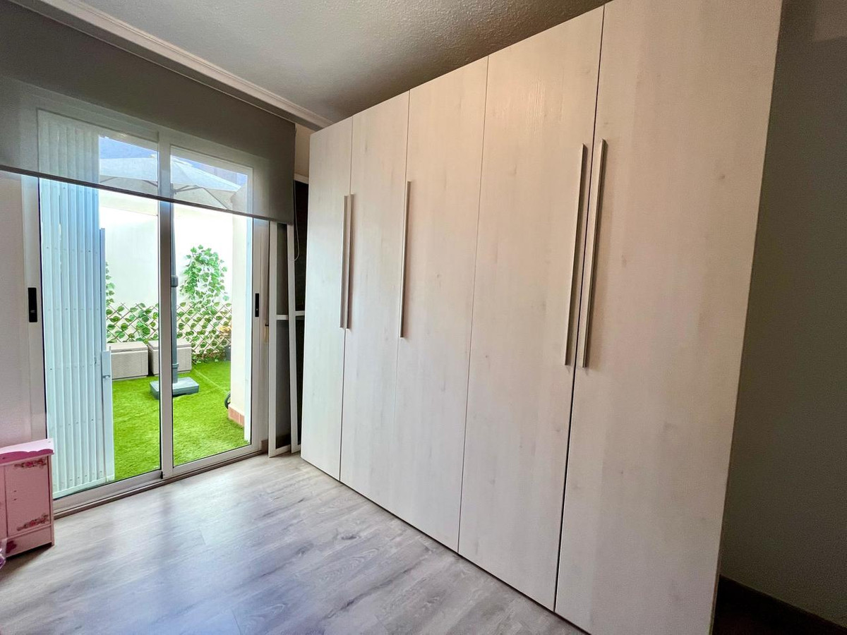 For sale - 4 Bedroom 3 Bathroom Apartment - Middle Floor Apartment in Torrevieja - Torrevieja Centro  - Alicante