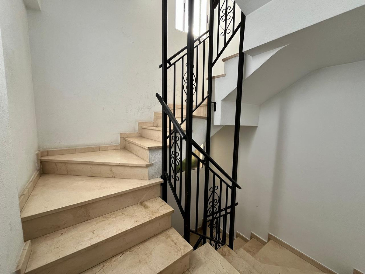 For sale - 4 Bedroom 3 Bathroom Apartment - Middle Floor Apartment in Torrevieja - Torrevieja Centro  - Alicante
