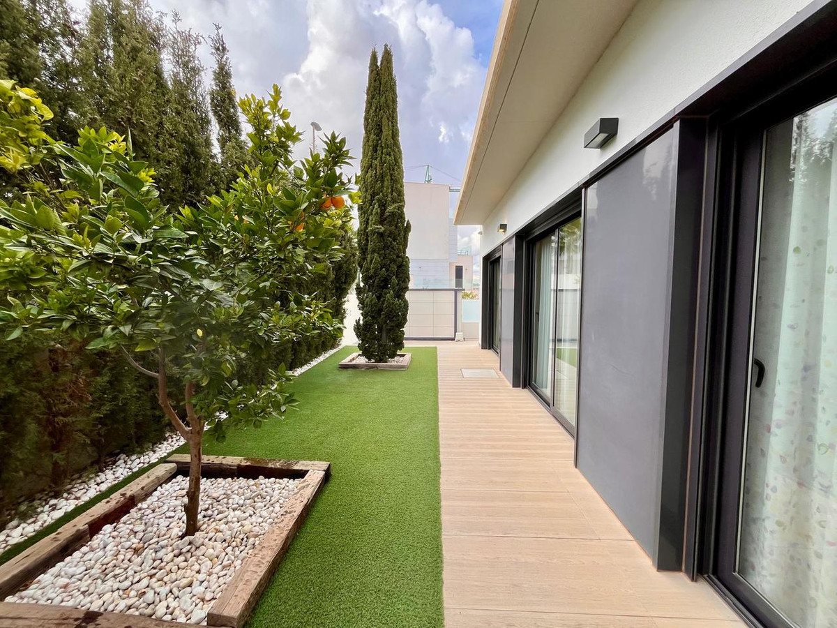 For sale - 4 Bedroom 3 Bathroom Detached Villa in Cabo Roig - Dehesa de Campoamor  - Alicante