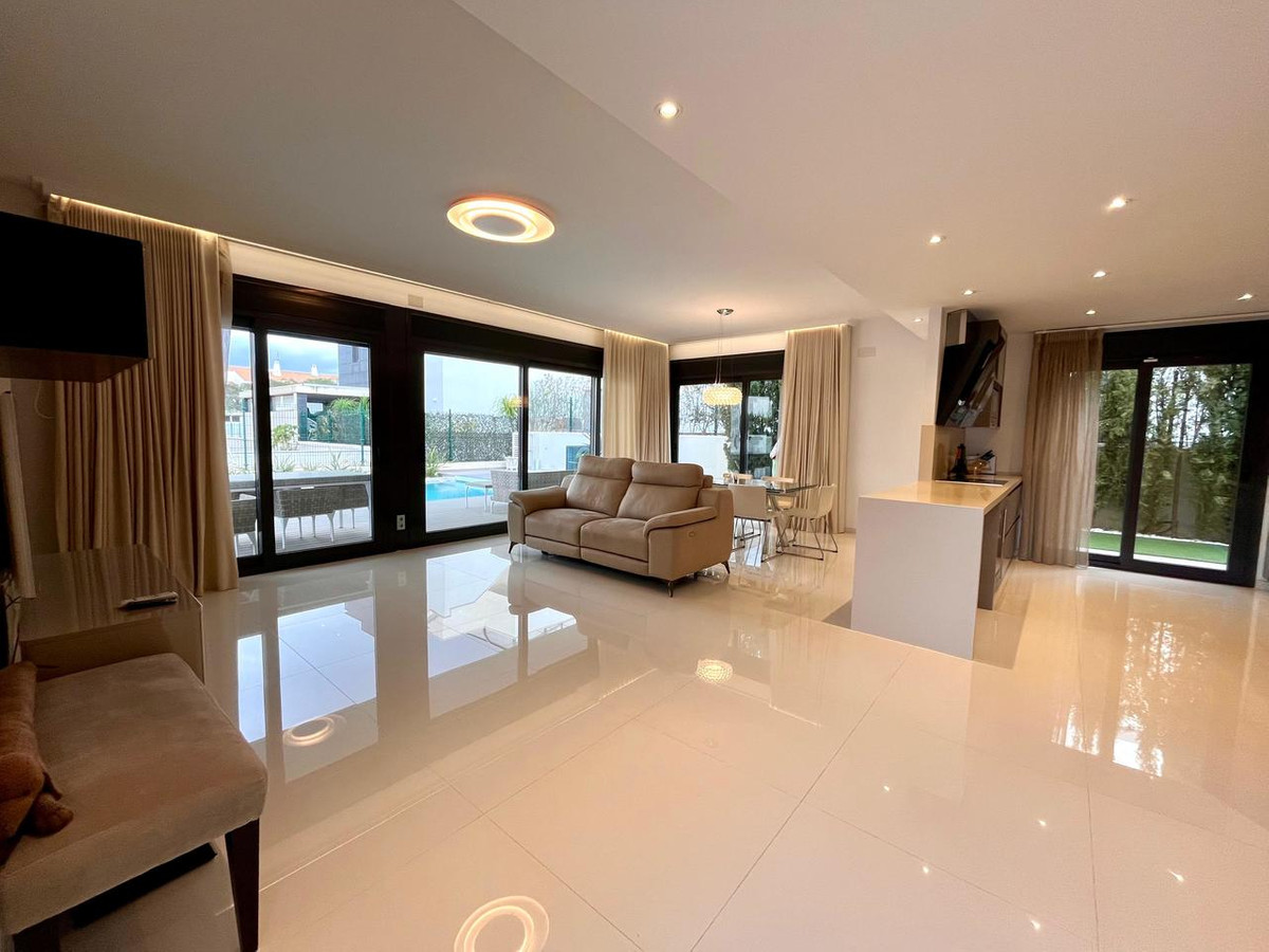 For sale - 4 Bedroom 3 Bathroom Detached Villa in Cabo Roig - Dehesa de Campoamor  - Alicante