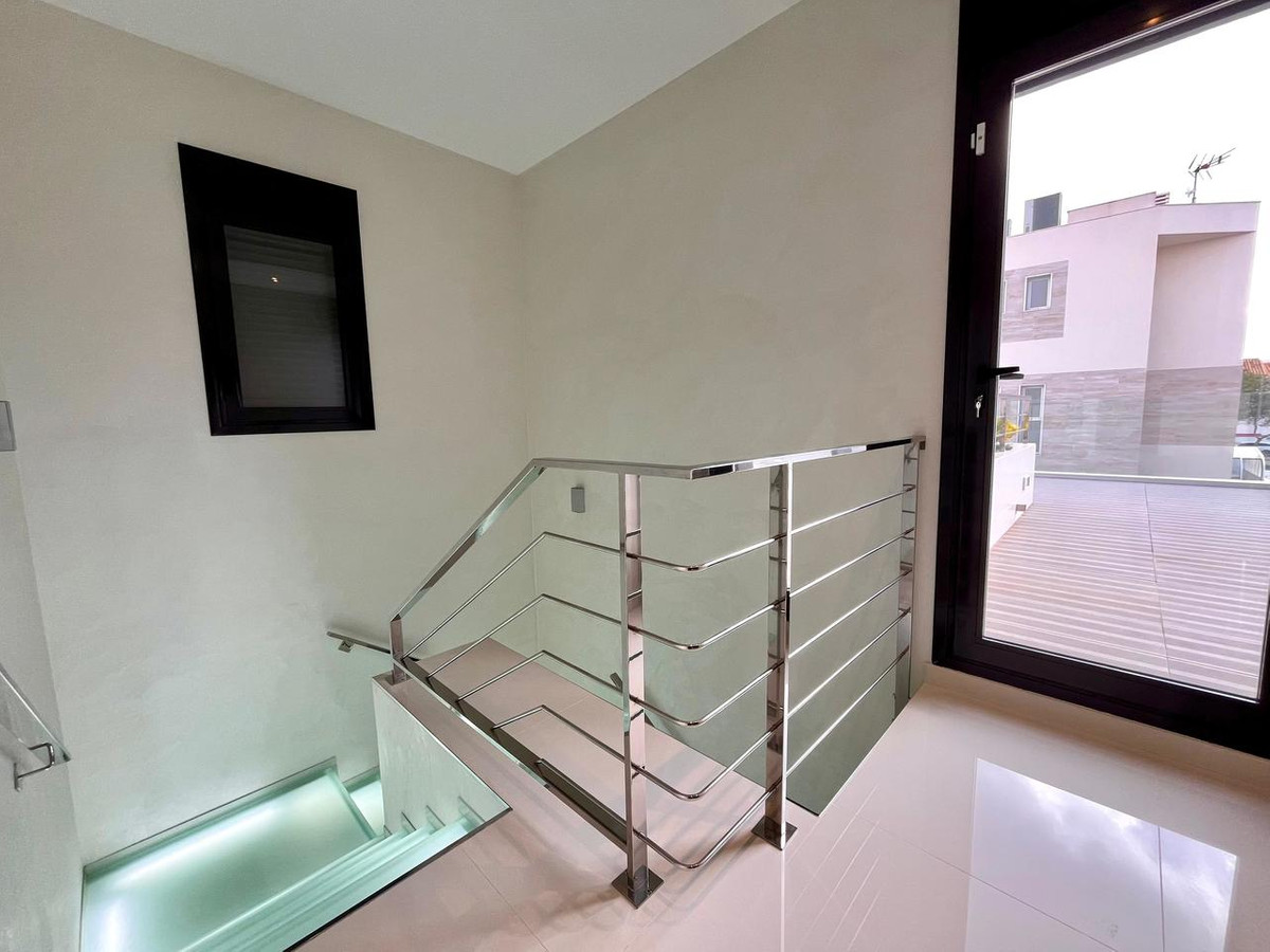 For sale - 4 Bedroom 3 Bathroom Detached Villa in Cabo Roig - Dehesa de Campoamor  - Alicante