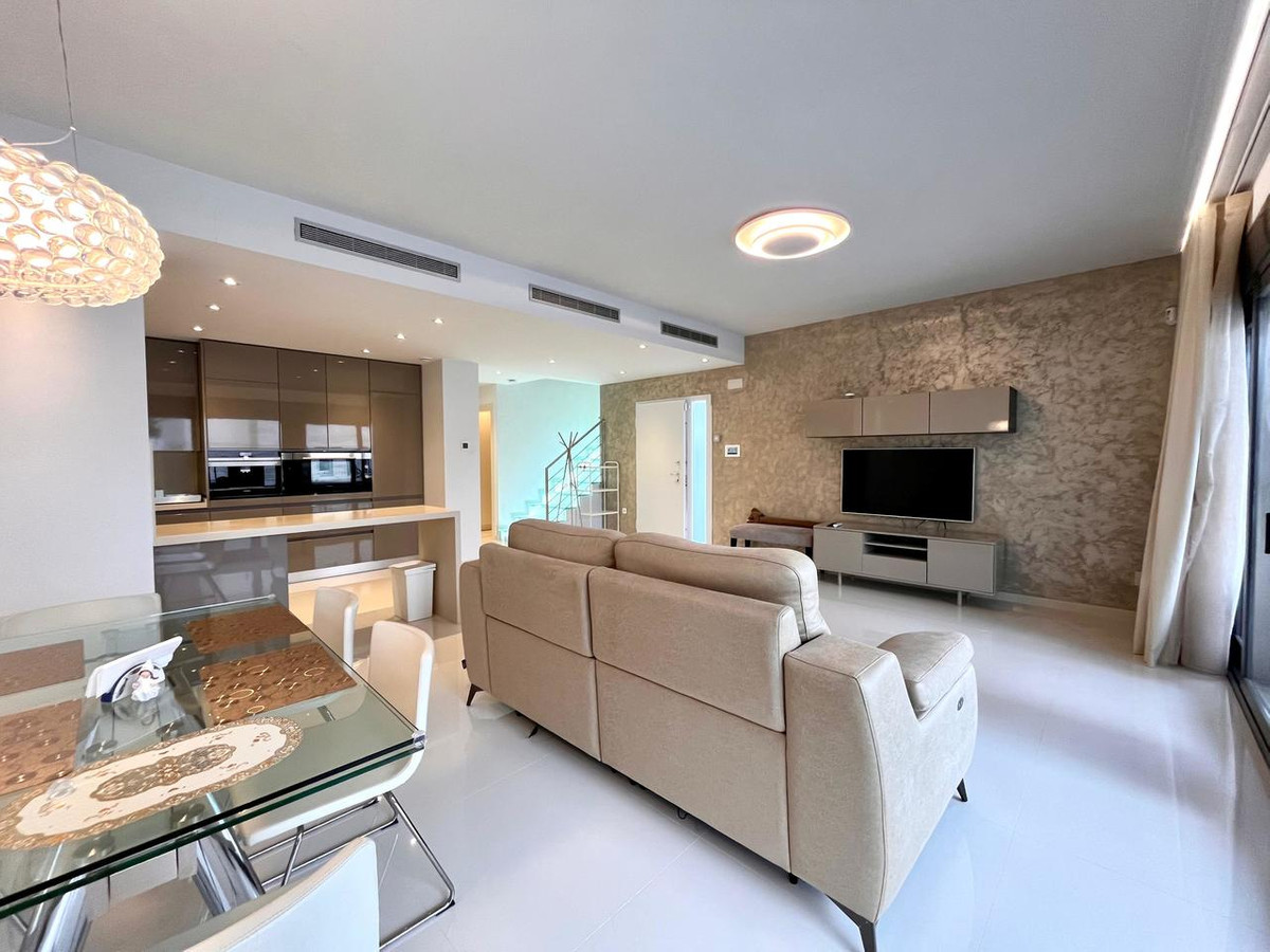 For sale - 4 Bedroom 3 Bathroom Detached Villa in Cabo Roig - Dehesa de Campoamor  - Alicante