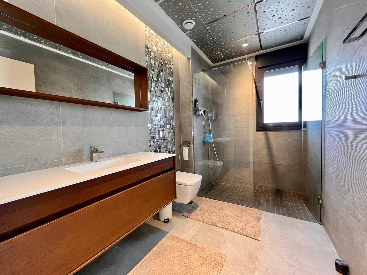 For sale - 4 Bedroom 3 Bathroom Detached Villa in Cabo Roig - Dehesa de Campoamor  - Alicante