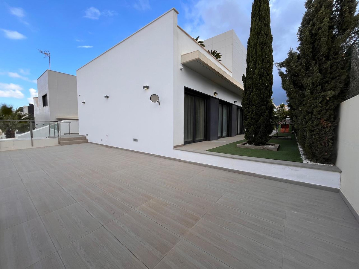 For sale - 4 Bedroom 3 Bathroom Detached Villa in Cabo Roig - Dehesa de Campoamor  - Alicante