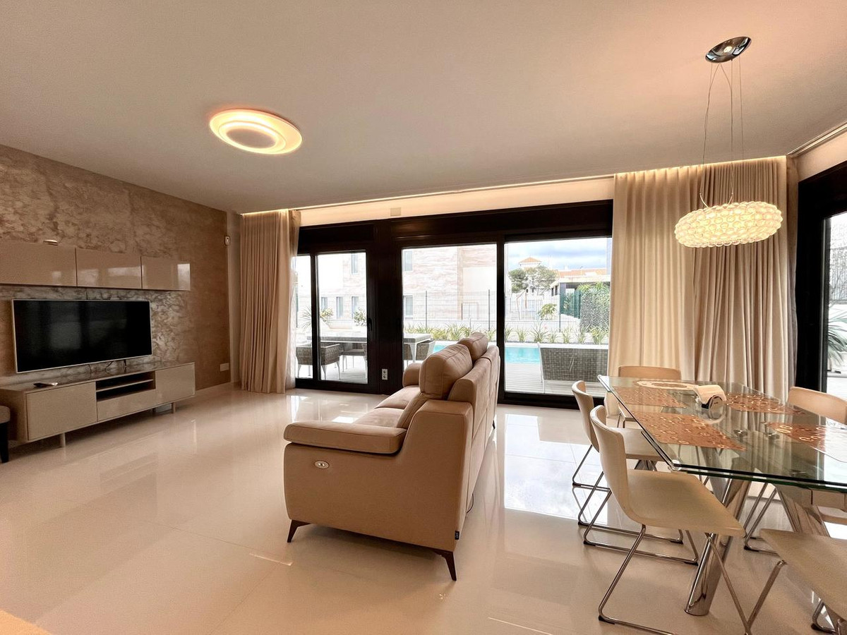 For sale - 4 Bedroom 3 Bathroom Detached Villa in Cabo Roig - Dehesa de Campoamor  - Alicante