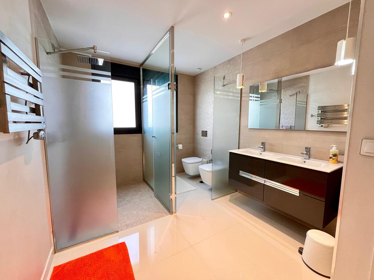 For sale - 4 Bedroom 3 Bathroom Detached Villa in Cabo Roig - Dehesa de Campoamor  - Alicante