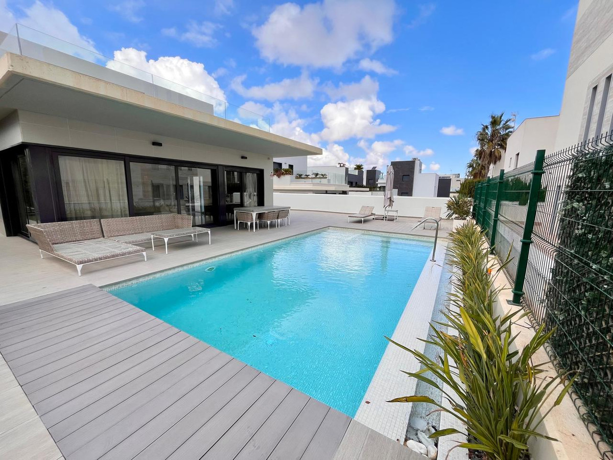 For sale - 4 Bedroom 3 Bathroom Detached Villa in Cabo Roig - Dehesa de Campoamor  - Alicante