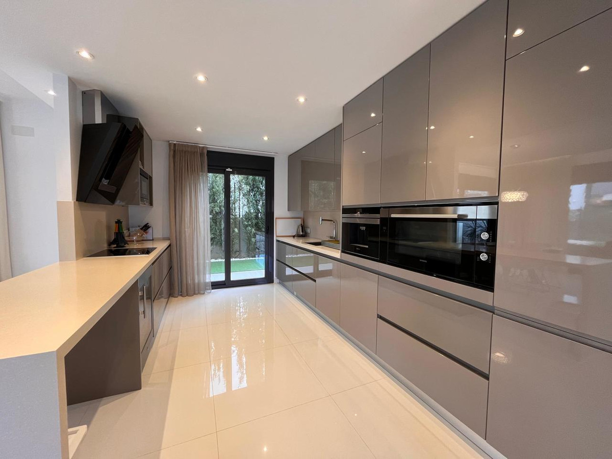 For sale - 4 Bedroom 3 Bathroom Detached Villa in Cabo Roig - Dehesa de Campoamor  - Alicante