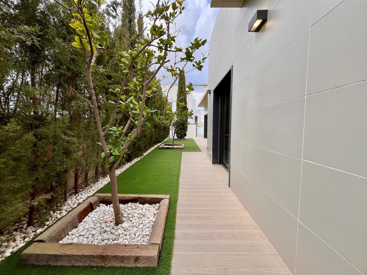 For sale - 4 Bedroom 3 Bathroom Detached Villa in Cabo Roig - Dehesa de Campoamor  - Alicante