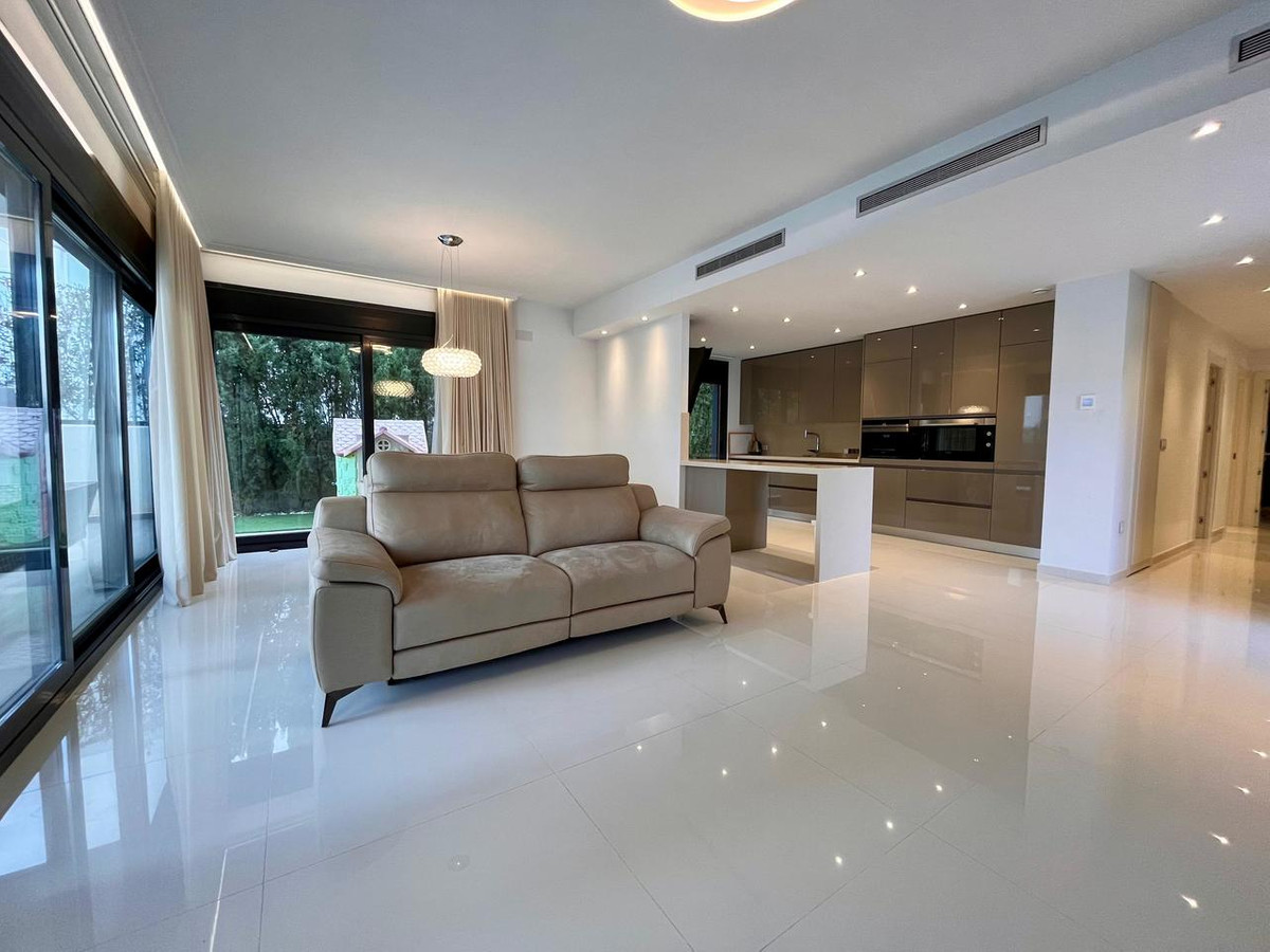 For sale - 4 Bedroom 3 Bathroom Detached Villa in Cabo Roig - Dehesa de Campoamor  - Alicante