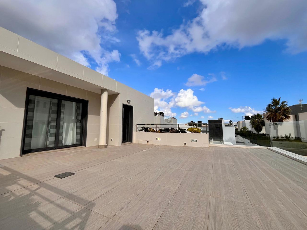 For sale - 4 Bedroom 3 Bathroom Detached Villa in Cabo Roig - Dehesa de Campoamor  - Alicante