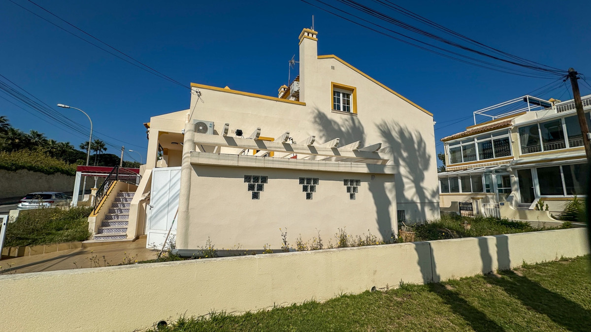 For sale - 3 Bedroom 2 Bathroom Townhouse in Villamartin -  - Alicante
