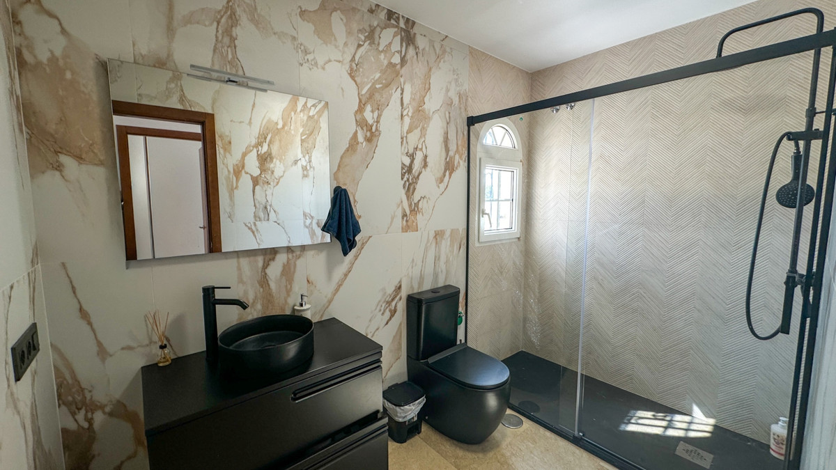 For sale - 3 Bedroom 2 Bathroom Townhouse in Villamartin -  - Alicante