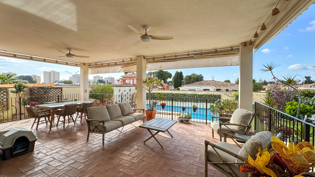 For sale - 7 Bedroom 5 Bathroom House - Detached Villa in Orihuela - Dehesa de Campoamor  - Alicante