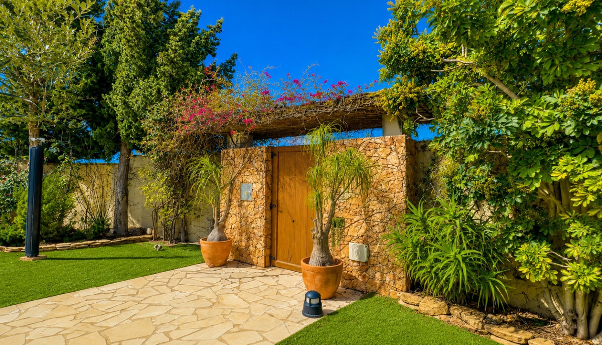For sale - 7 Bedroom 5 Bathroom House - Detached Villa in Orihuela - Dehesa de Campoamor  - Alicante