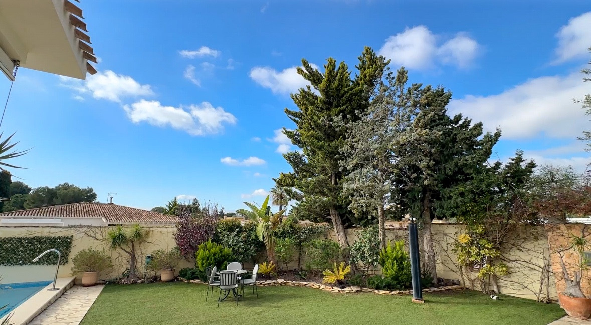 For sale - 7 Bedroom 5 Bathroom House - Detached Villa in Orihuela - Dehesa de Campoamor  - Alicante