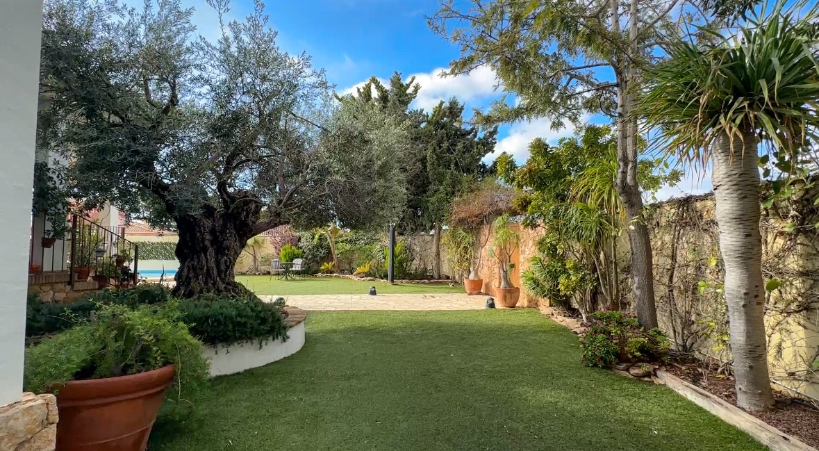 For sale - 7 Bedroom 5 Bathroom House - Detached Villa in Orihuela - Dehesa de Campoamor  - Alicante