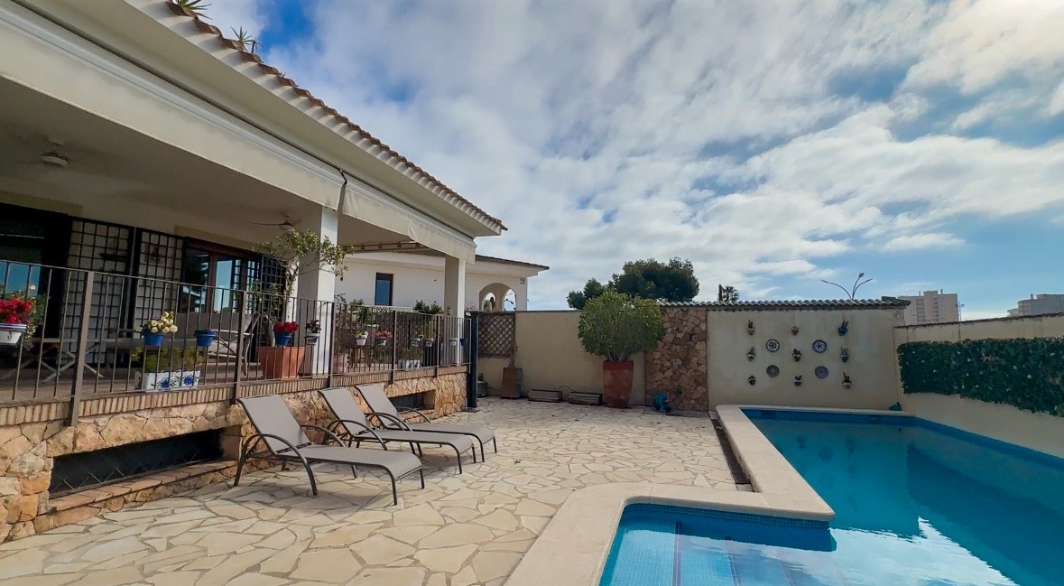 For sale - 7 Bedroom 5 Bathroom House - Detached Villa in Orihuela - Dehesa de Campoamor  - Alicante