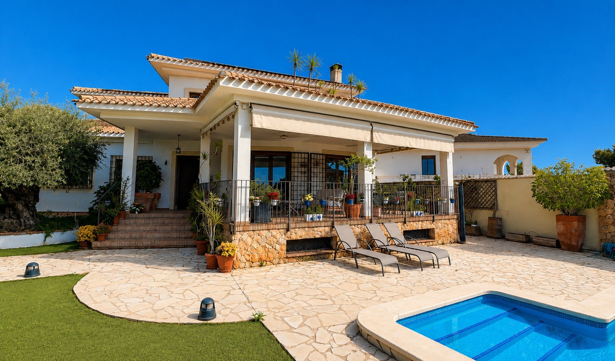 For sale - 7 Bedroom 5 Bathroom House - Detached Villa in Orihuela - Dehesa de Campoamor  - Alicante