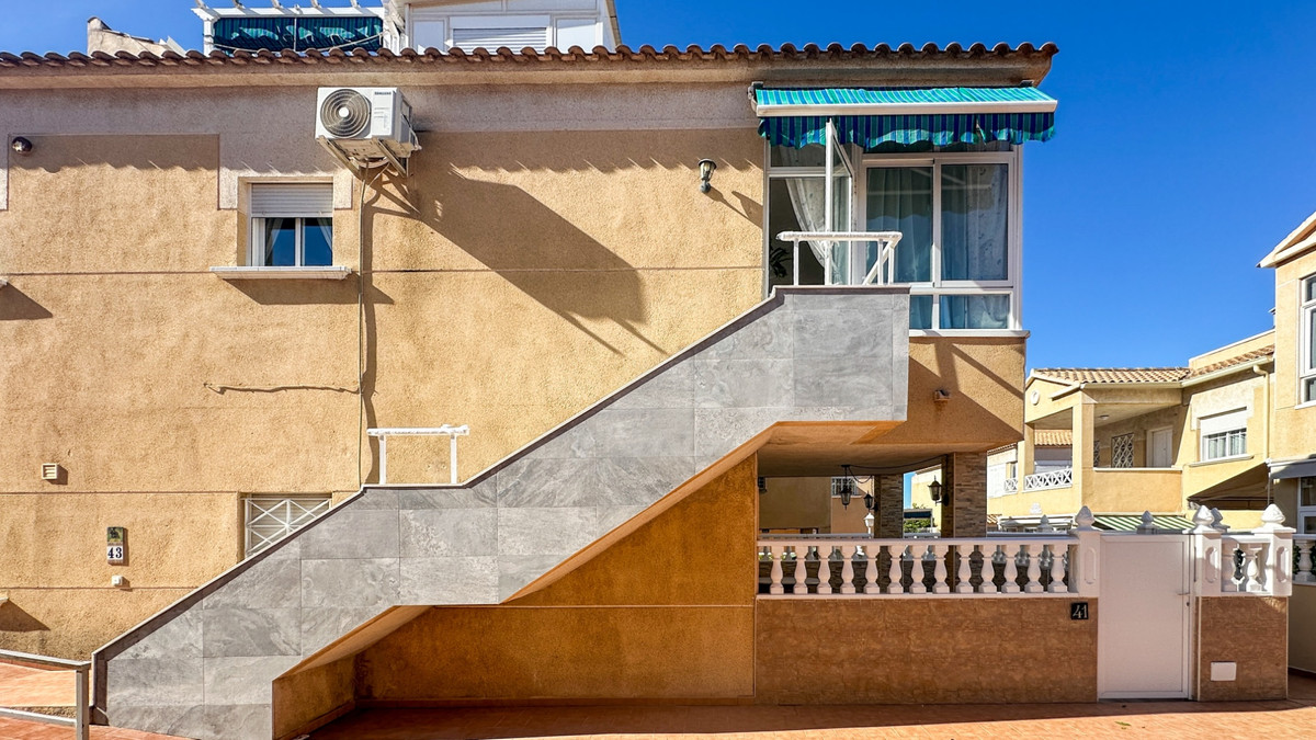 For sale - 2 Bedroom 1 Bathroom Apartment - Top Floor Apartment in Torrevieja - Torrevieja Centro  - Alicante